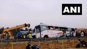  ఘోర రోడ్డు ప్రమాదం: ఆర్టీసీ బస్సు డ్రైవర్..కండక్టర్ సహా 20 మంది దుర్మరణం..క్రేన్లు, గ్యాస్ కట్టర్లు