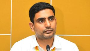 ప్రజల నోట్లో మట్టికొట్టారు: జగన్ ఇళ్ల ఫొటోలు పెట్టి దుమ్మెత్తిపోసిన నారా లోకేష్