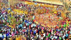 Medaram : మొదలైన కీలక ఘట్టం.. గద్దెలపై కొలువుదీరిన సారలమ్మ..