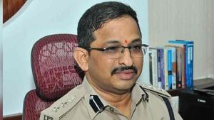 ఏపీ హైకోర్టు సంచలన నిర్ణయం:  గుంటూరు ఎస్పీపై సీబీఐ విచారణకు ఆదేశం