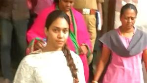 యాసిడ్ పోసి చంపేస్తామని హీరోయిన్ కు వార్నింగ్: వ్యాపారవేత్త, కొడుకు అరెస్టు, తల్లి, కూతురిపై చీటింగ్