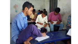  చేతులు లేకున్నా సడలని విశ్వాసం .. కాళ్ళతోనే రాస్తూ , క్రీడల్లో రాణిస్తూ ఓ యువకుడి ప్రస్థానం