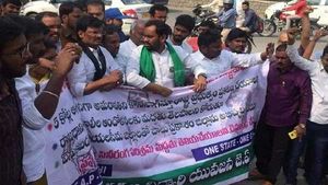 టాలీవుడ్‌కి రాజధాని అమరావతి సెగ.. ఫిలిం ఛాంబర్ వద్ద రైతులు, విద్యార్థుల ఆందోళన