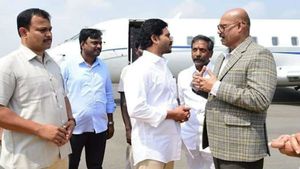 కర్నూలులో వైఎస్ జగన్: విమానాశ్రయంలో స్వాగతం పలికిన బీజేపీ ఎంపీ..!