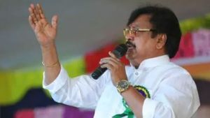 పనికిమాలిన ఎంపీవి.. సీఎం రమేశ్ దెబ్బకి కుక్కురుమనలేదు.. ఏపీ గురించి నీకెందుకు?: జీవీఎల్‌పై వర్ల ఫైర్