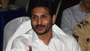 జగన్ సర్కార్ మెడకు మరో కోర్టు కేసు: ఇమామ్, పాస్టర్లకు గౌరవ వేతనం పెంపుపై: రేపు విచారణ