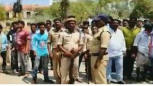 తాడిపత్రిలో ఉద్రిక్తత: జేసీ దివాకర్ రెడ్డిపై దాడికి యత్నం, పోలీసుల ఎంట్రీతో..