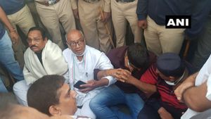 కర్ణాటకలో నయా పాలిటిక్స్: బెంగళూరులో హైడ్రామా: నడిరోడ్డుపై బైఠాయించిన డిగ్గీ రాజా..ముందస్తు అరెస్ట్.