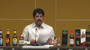 మద్యం షాపుల్లో జగన్ బ్రాండ్లు: చీప్ లిక్కర్ అమ్ముతున్న వలంటీర్లు: నాణ్యమైన మద్యం ఏదీ: బోండా ఉమా