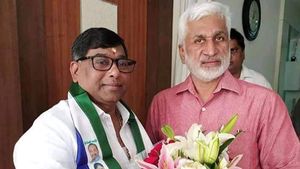 వైసీపీలోకి గాజువాక మాజీ ఎమ్మెల్యే: ఇక మిగిలింది గంటా శ్రీనివాస్ ఒక్కరే: ఆయన వర్గం అంతా.. !