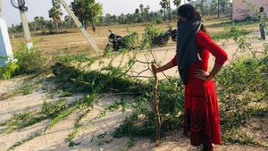 అఖిల ఇక్కడ.. ఎవడ్రా అక్కడ?.. లాక్‌డౌన్ వేళ లేడీ సర్పంచ్ హల్‌చల్
