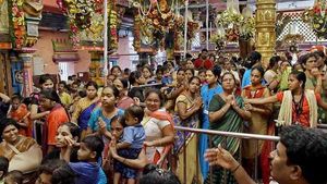 తిరుమల వెంకన్న బాటలో బెజవాడ దుర్గమ్మ: తొలిసారి బ్రేక్ దర్శనాలు, సంప్రదాయ దుస్తుల్లోనే దర్శనం