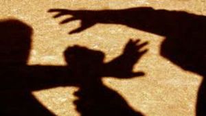 శాడిస్ట్ భర్తకు షాక్.. పోలీస్ స్టేషన్‌ ముందే భార్య బంధువులు ఇలా.. 