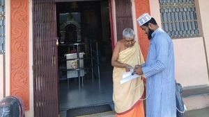 ముస్లిం వలంటీర్: అర్చకుడికి ఆలయం వద్దే పింఛన్: మతసామరస్యానికి ప్రతీకగా: నెటిజన్ల ప్రశంసలు.. !