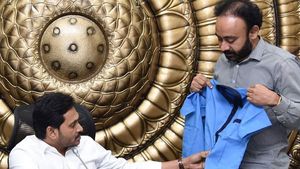 కాన్వెంట్లకు ధీటుగా: స్కూలు పిల్లల యూనిఫాంపైనా నీలం రంగు: జూన్ 1 నాటికి కిట్స్ రెడీ.. !