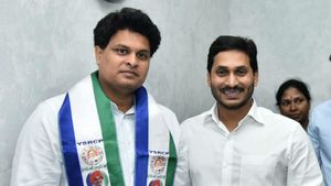 వైసీపీలో చేరిన కరణం వెంకటేష్... వెనక్కు తగ్గిన బలరాం .. రీజన్ ఇదే 