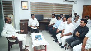కమలంతో కబాలి దోస్తీ : యాక్టివ్ పాలిటిక్స్‌లో సూపర్‌స్టార్ రజినీకాంత్..ఎన్నికలకు ఏడాది ముందే..!