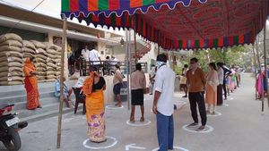 మూడుదశల్లో రేషన్: ఎప్పుడెప్పుడంటే: పర్యవేక్షించిన రోజా..ఏపీలో నిత్యావసర సరుకుల పంపిణీ షురూ 