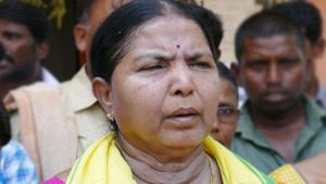 అనంతలో టీడీపీకి డబుల్ షాక్ : పార్టీకి తల్లి..కుమార్తెల దూరం : వైసీపీలోకి ఎంట్రీ..!