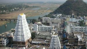 coronavirus: శ్రీకాళహస్తిశ్వరుడికి తాకిన వైరస్, చిన్నపిల్లలు, వృద్ధులకు నో ఎంట్రీ..