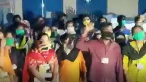 వలంటీర్లపైనా పోలీసు జులుం: విధి నిర్వహణలో లాఠీ దెబ్బలు: రాత్రివేళ మెరుపు ధర్నా..!
