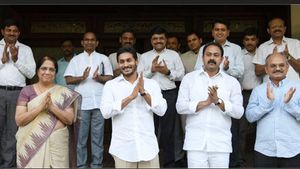 జనతా కర్ఫ్యూ: వైఎస్ జగన్, చంద్రబాబు చప్పట్లు, గంట మోగించిన నారా లోకేష్