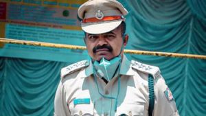 మద్యం తరలిస్తూ దొరికితే రూ. 50 లక్షల లంచం: ఏసీపీ సస్పెండ్, బలి పశువును చేశారా?
