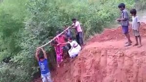 లాక్‌డౌన్: రోడ్డు మధ్యలో భారీ గుంత, డోలీలో గర్భిణీ నరకయాతన(వీడియో)