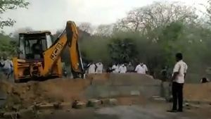 ఒక్క ఫోన్ కాల్: ఏపీ-తమిళనాడు సరిహద్దుల్లో కట్టిన గోడ కూల్చివేత: నిర్మించిన మరుసటి రోజే..