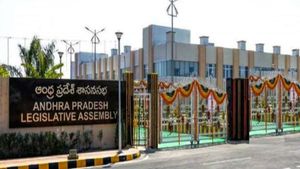 రాజధాని బిల్లుల విషయంలో కొత్త ట్విస్ట్: అటు కేంద్రం ఇటు హైకోర్టు, ఆయన కొనసాగాల్సిందే..!