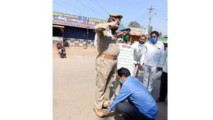 లాక్‌డౌన్ డ్యూటీలో ఉన్న పోలీసు కానిస్టేబుళ్ల పాదాలను మొక్కిన వైసీపీ ఎమ్మెల్యే..భావోద్వేగం