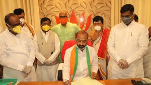 తెలంగాణ బీజేపీ సారథిగా బండి సంజయ్ బాధ్యతల స్వీకరణ: పరిమితంగా 