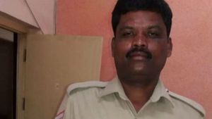 Lockdown: ఆటో డ్రైవర్ ను చితకబాది సీజ్ చేసిన పోలీసు, అదే ఆటోలో వెళ్లి పైలోకాలకు, మధ్యలో !