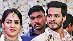 Corona Lockdown: కరోనా కాలంలో మాజీ ప్రధాని మనుమడు, మాజీ సీఎం కొడుకు, స్టార్ హీరో పెళ్లి !