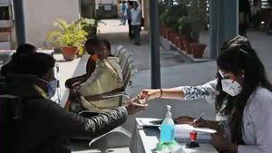  సాయం చేసే వారిపైనా ఆంక్షలు ..  నెల్లూరులో ఇదో రచ్చ !!