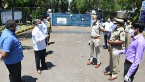 Coronavirus: చైనా నుంచి కంటైనర్ లో కరోనా తెచ్చారు, 900 మంది క్వారంటైన్, బీజేపీ ఎమ్మెల్యే ! 