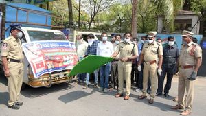 వైఎస్ జగన్ సొంత జిల్లాలో పోలీసుల పనితీరు: రెడ్‌జోన్ ప్రాంతాల్లో ఇళ్ల వద్దకే నిత్యావసర సరుకులు