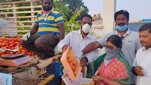 బెజవాడ రెడ్ జోన్లలో ఉద్రిక్తతలు- జనం సహాయనిరాకరణ- అధికారుల చర్చలు.. 