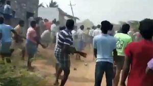 లాక్‌డౌన్ దుష్ప్రభావం: గ్రామాల మధ్య కంచె: రాళ్లు విసురుకున్న గ్రామస్తులు.. విషమం..!