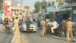 కరోనా ఎఫెక్ట్ : కృష్ణా, గుంటూరు జిల్లాల మధ్య రాకపోకలపై పూర్తిగా నిషేధం