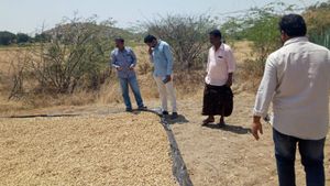 పేదల ఇళ్ల స్ధలాల కేటాయింపులో కుల రాజకీయం - రాయదుర్గం తహసీల్దార్ సస్పెన్షన్