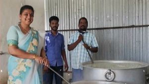 కరోనా సేవలు చేస్తున్న వారికి ఎమ్మెల్యే రోజా ఫిదా .. స్వయంగా వండి వడ్డించి కృతజ్ఞత 