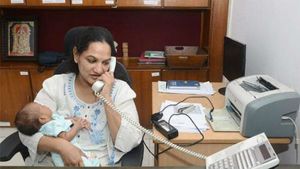 నెలరోజుల బిడ్డతోనే కరోనా విధుల్లోకి- విశాఖలో మహిళా అధికారి నిబద్ధతపై ప్రశంశలు..