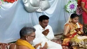 కరోనా కాలంలో ఒక్కటైన జంటలు ... ఏడుగురు అతిధుల సాక్షిగా మూడు ముళ్ళ బంధం