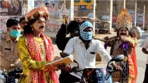 లాక్‌డౌన్ ఆదేశాలు పాటించని ప్రజలకు క్లాస్ పీకిన యమధర్మరాజు చిత్రగుప్తా..ఎక్కడో తెలుసా..?