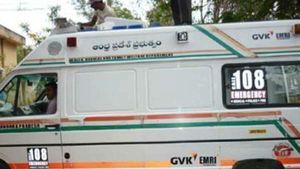 ఐసీయూ ఆన్ వీల్స్: 108 అంబులెన్సుల్లో వెంటిలేటర్ కూడా: టెలీ మెడిసిన్ కోసం బైక్స్