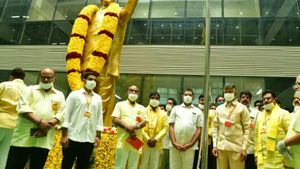 బ్యాక్ టు భాగ్యనగరం: లోకేశ్‌తో కలిసి రోడ్డుమార్గంలో సిటీకి చంద్రబాబు, మహానాడు ముగియడంతో...