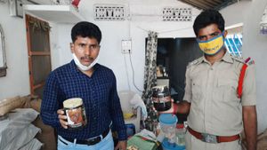 వరంగల్ లో గుట్కా తయారీ కేంద్రాలపై టాస్క్ ఫోర్స్ దాడులు .. భారీగా గుట్కాలు స్వాధీనం