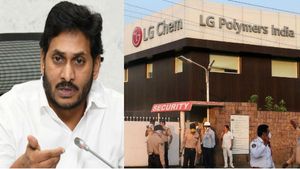ఎల్జీ పాలిమర్స్‌కు సీఎం జగన్ వార్నింగ్.. సెటిల్మెంట్ నాటకమన్న టీడీపీ.. 20వేల మందికి తలా రూ.10వేలు..