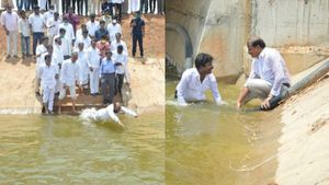  నీళ్ల సంబురం.. రంగనాయక సాగర్ కాలువలో ఈత కొట్టిన టీఆర్ఎస్ ఎమ్మెల్యే,ఎంపీ..